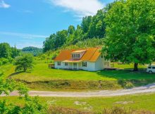 Charming 4-Bedroom Farmhouse on 51 Acres in Mc Kee, Kentucky