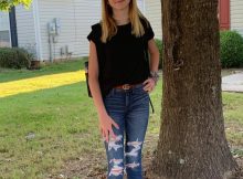 Middle schooler has her back-to-school picture photobombed by an unexpected guest